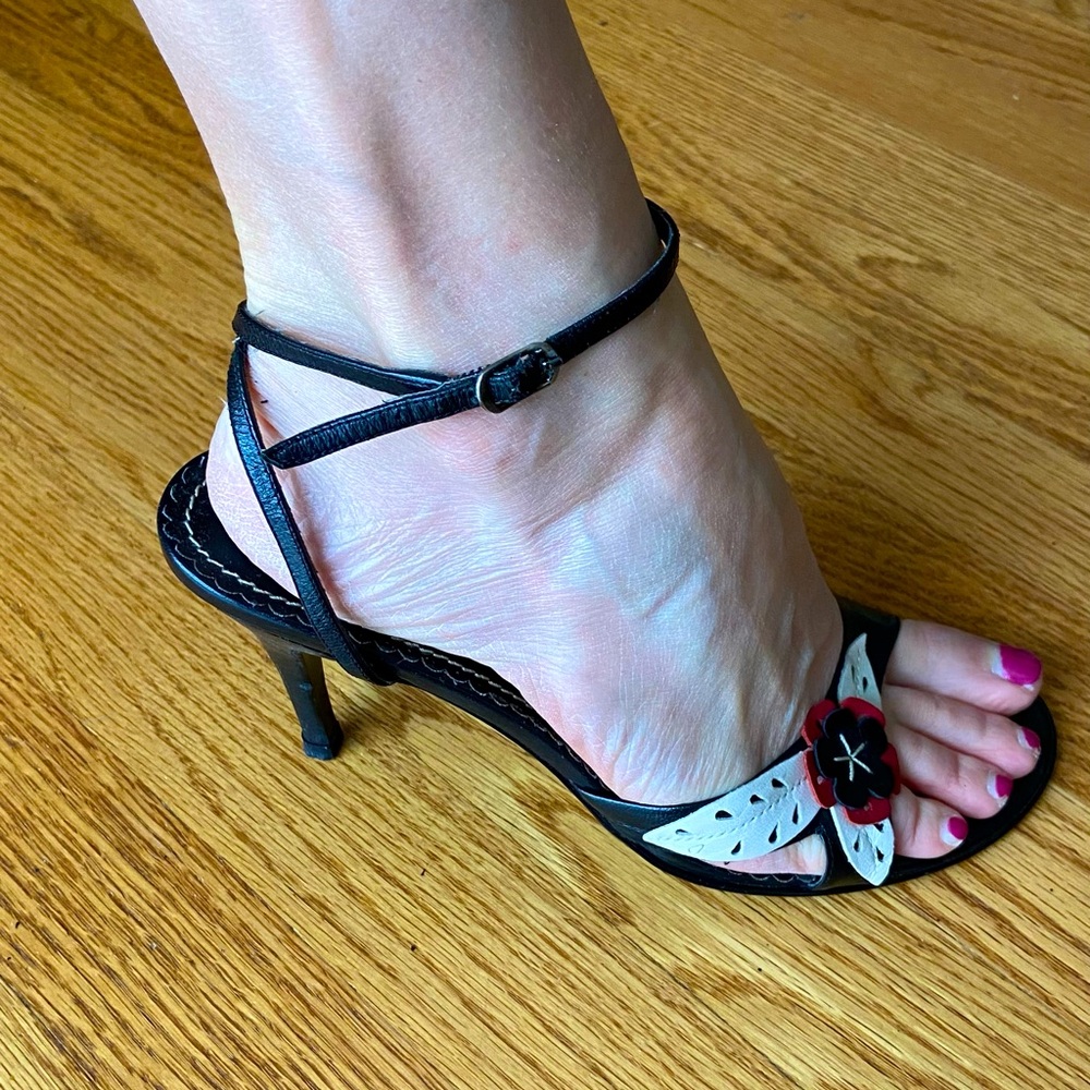 Adorable GUESS by Marciano leather🌺 flower 🌺 black & red heel sandals - size 8.5
